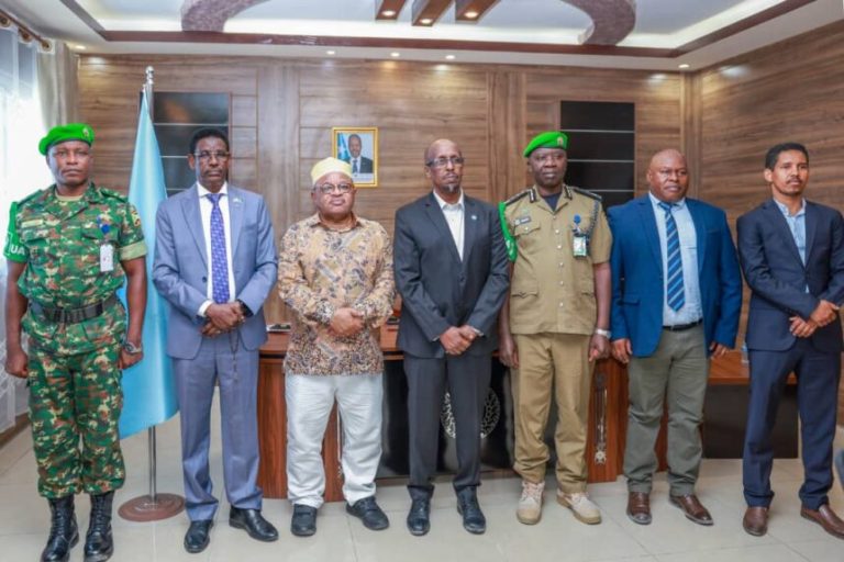 Wasiirka Amniga XFS oo xafiiskiisa ku qaabilay Ergeyga Gaarka ah ee Midowga Afrika u qaabilsan Soomaaliya