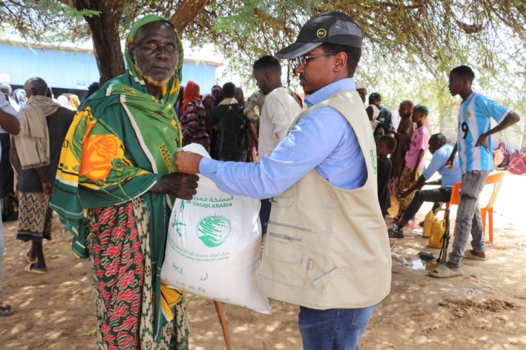 Hay’adda AL-Mahasin Foundation oo kaashanaysa Hay’adda gargaarka ee Boqor Salmaan ayaa maanta oo ah labaad Sakaatul Fidriga u qeybisay dadka naafada ah ee ku jira Isbitaalka Martiini iyo danyare ku nool kaamamka ku yaala degmadooyinka Dayniile