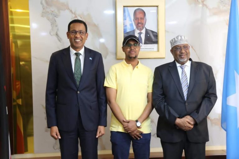 Guddoomiye Sheekh Aadan Madoobe oo maanta booqday safaaradda Soomaaliya ee Kenya
