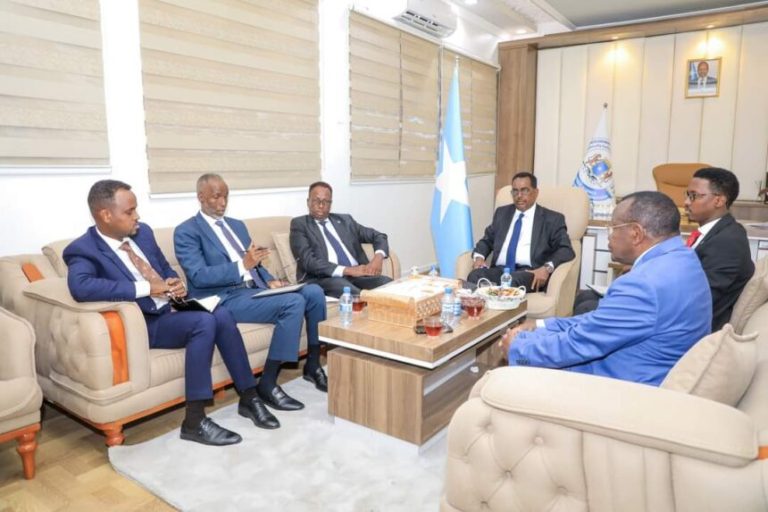 Wasiirka arrimaha Guddaha oo Shir guddoomiyey kulanka Gudidda Qaban qaabada Maalmaha Xoriyadda