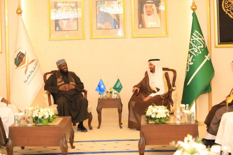 Wasiirka Owqaafta iyo arrimaha diinta XFS Mukhtaar Roobow Cali Abuu Mansuur ayaa kulan la qaatay Wasiirka xajka iyo cumrada Dowladda Sacuudiga