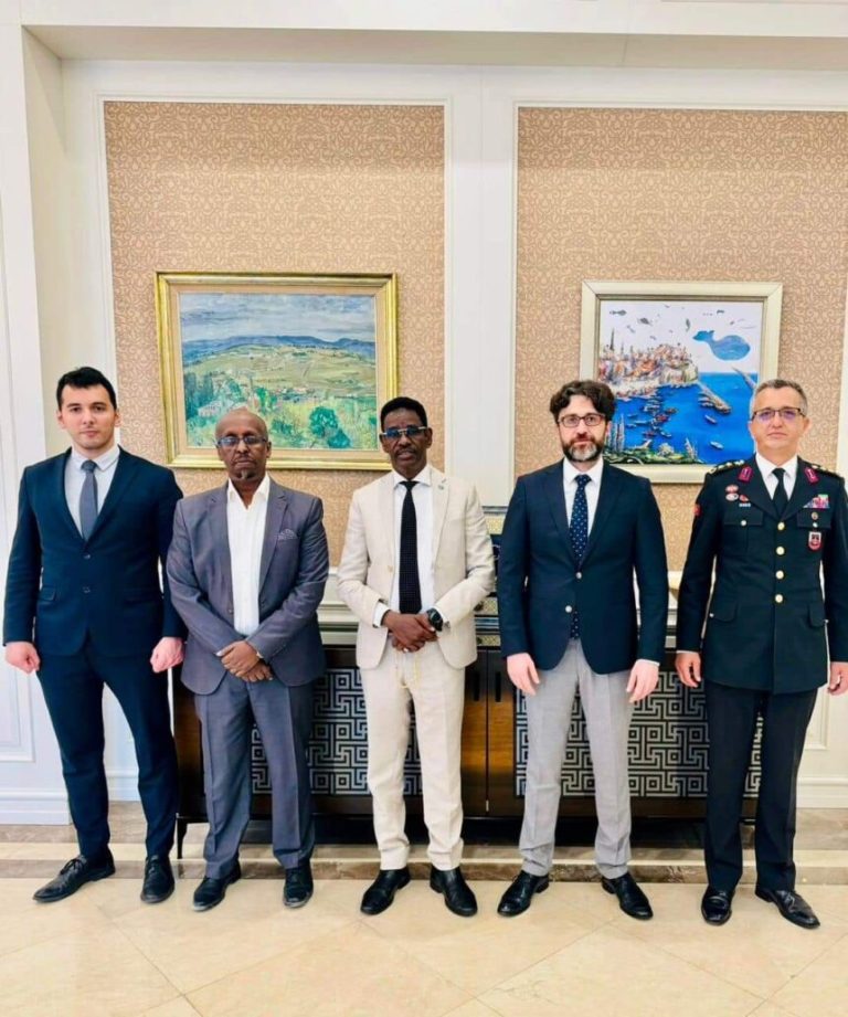 Wasiirka Amniga Gudaha XFS oo la kulmay Danjiraha Dowladda Turkiga u fadhiya Soomaaliy