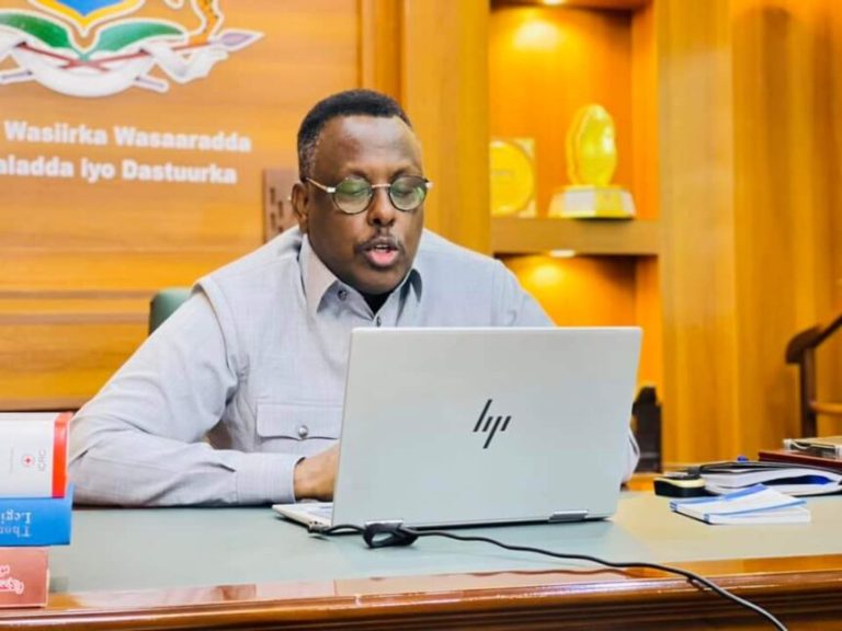 Wasiirka Cadaaladda XFS oo dahfuray bilaabidda la tashiyada Dadweyne ee cutubyada 5-aad iyo 9-aad Dastuurka KMG