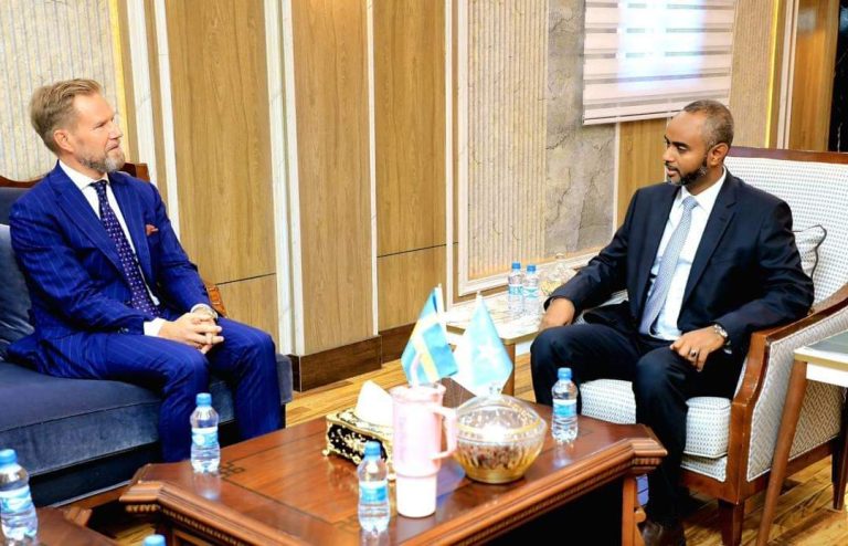 Wasiirka Gaashaandhigga Oo xafiiskiisa ku qaabilay Safiirka Dowladda Sweden u fadhiyo Soomaaliya 