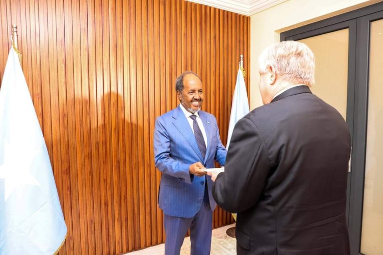 Madaxweynaha dalka oo Warqadaha Aqoonsiga ka guddoomay Safiirka Cusub ee Dowladda Mareykanka