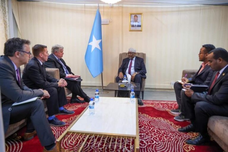 Guddoomiyaha golaha shacabka oo kulan la qaatay safiirka Maraykanka