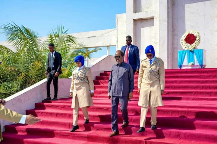 Madaxweyne Xasan Sheekh oo Ubax dhigay taallada dhagax-tuur