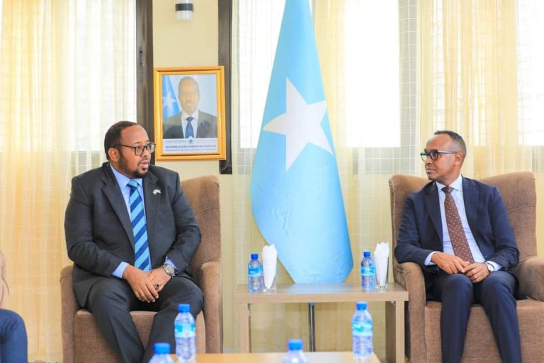 Guddoomiyaha SoDMA oo xafiiskiisa kusoo dhaweeyay Hoggaamiyaha Maamulka Khaatumo 