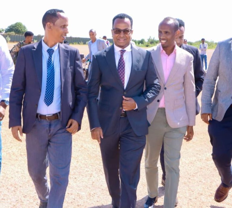 Wafdi uu hogaaminayo wasiirka hawlaha guud oo Kismaayo gaaray