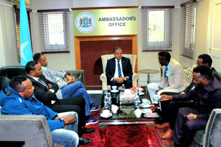 Safiirka Soomaaliya ee Dalka koonfur Afrika oo kulan la qaatay Madaxda Jaaliyadda Soomaaliyeed ee Dalkaas