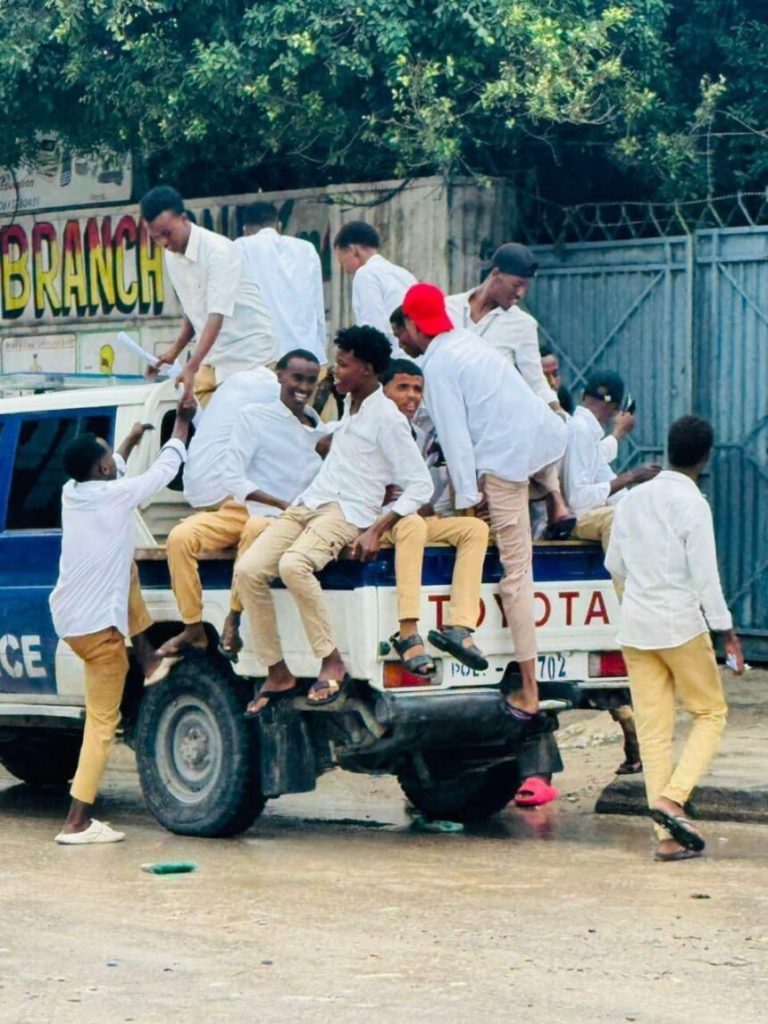 Boliiska Soomaaliya oo caawinaad u fidiyeen Ardayda si’ay u gaaraan goobaha Imtixaanka lagu galayo