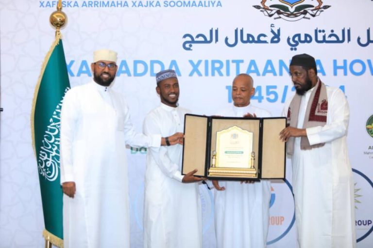 Wasiirka Owqaafta oo Shahaado Sharaf siiyay Warbaahinta Qaranka 