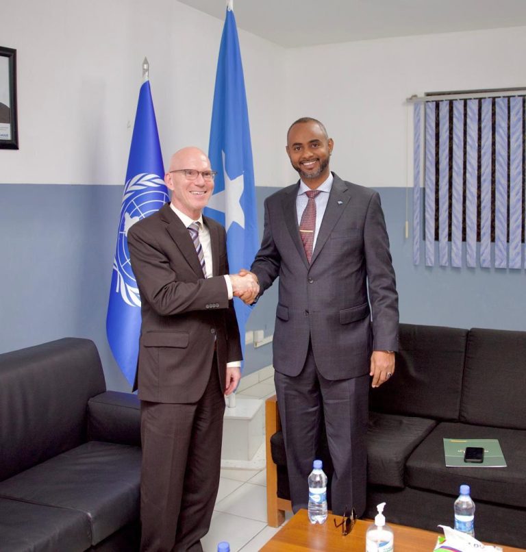 Wasiirka Wasaaradda Gaashandhigga iyo Ku-simaha Ergeyga Gaarka ah ee Xoghayaha Guud ee Qaramada Midoobay ayaa Muqdisho ku yeeashay