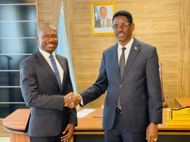 Wasiirka Amniga gudaha oo xafiiskiisa ku qaabilay madaxa howlgalka IOM ee Soomaaliya
