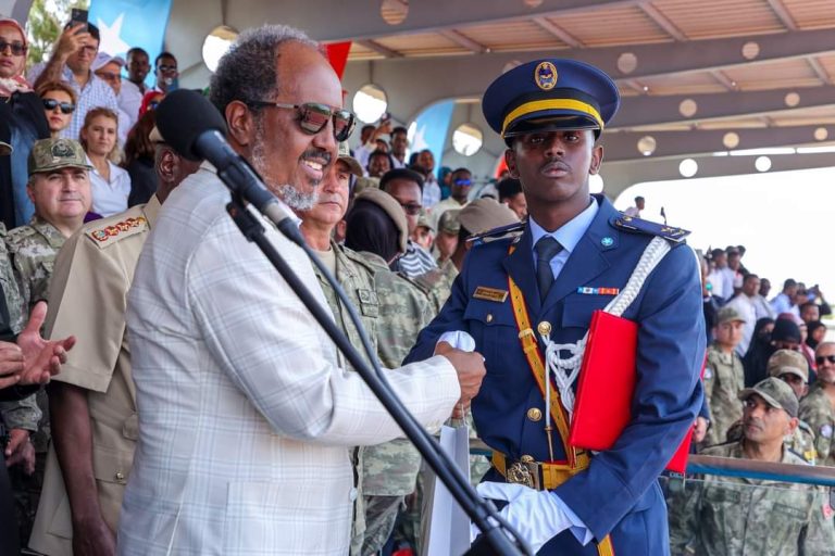 Madaxweynaha Soomaaliya oo Tababar u soo xiray Saraakiil ka Qalin-Jabiyeen Dugsiga TURKSOM 