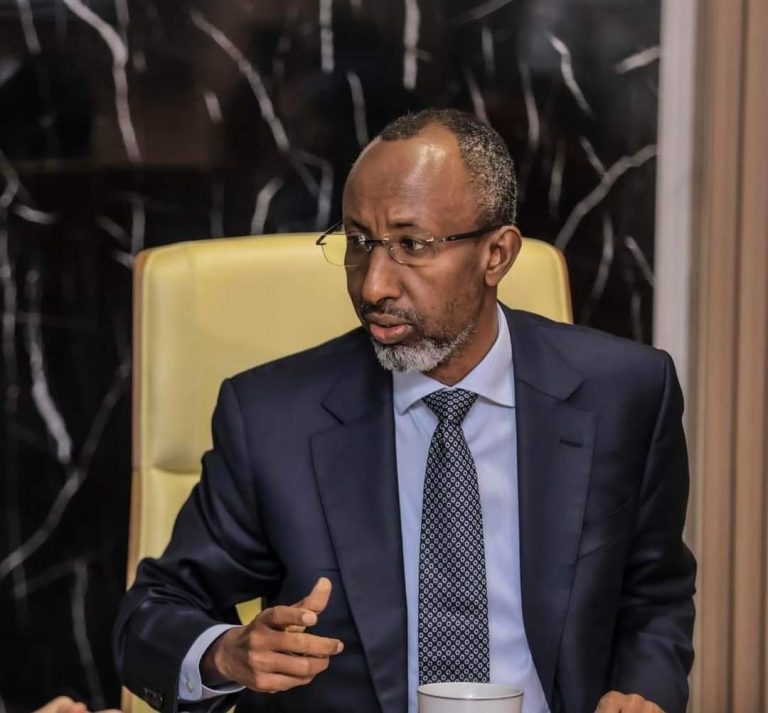 Wasiirka Waxbarashada oo Xafiiskiisa ku qaabilay Madaxda Midowga Dugsiyada Gobolka Banaadir 