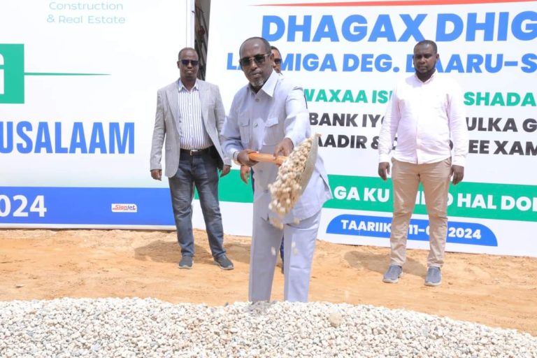Duqa Muqdisho oo dhagax dhigay waddo laami ah oo laga hirgelinaayo Degmada Daarusalaam 