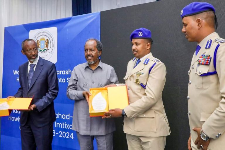 Madaxweynaha JFS oo abaalmarinno siiyay Askartii ka shaqeynaysay Imtixaanka shahaadiga ahaa