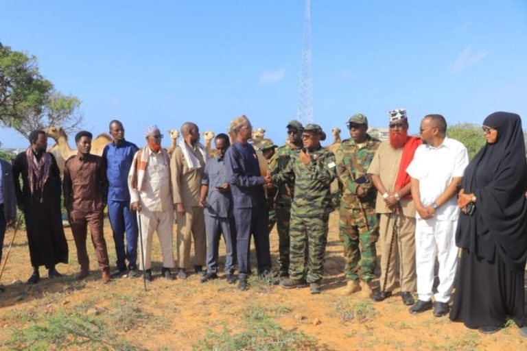 Wasiirka Amniga Jubbaland oo deeqo kala duwan ka la wareegay Bulshada deegaanadii Khawaarijta laga xorreeyey