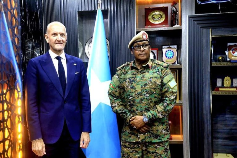 Taliyaha Ciidanka Xoogga Dalka Soomaaliyeed oo qaabilay Safiirka Soomaaliya u jooga Dowladda UK
