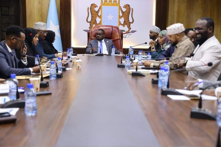 Cabdullaahi Cumar Abshirow oo Shir guddoomiyay kulanka Guddiga Joogtada ah ee BJFS 