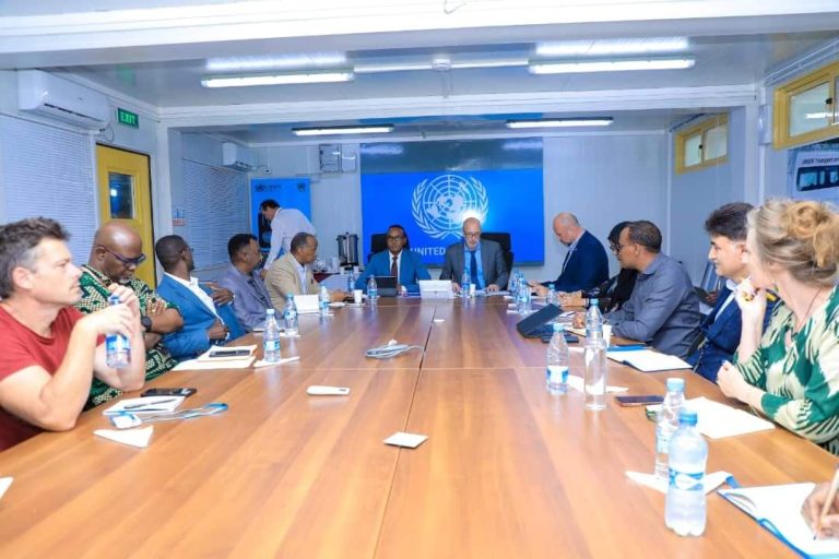 Guddoomiyaha SoDMA oo la kulmay Kooxda Bani’aadannimada ee Soomaaliya HCT