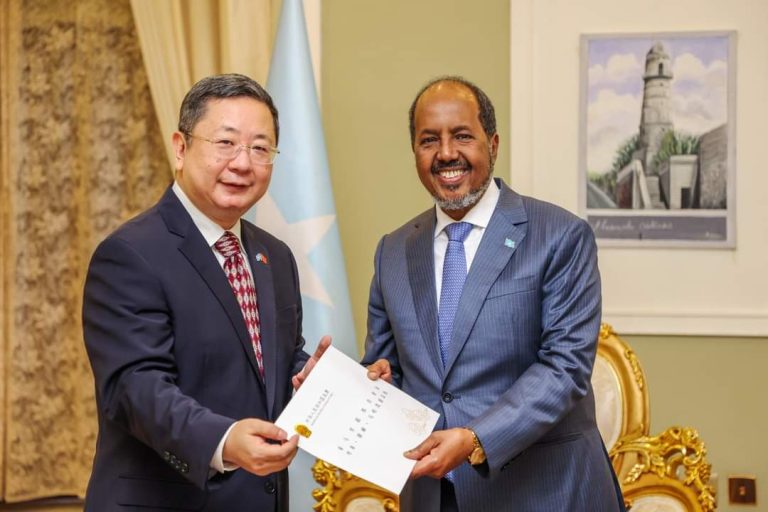 Madaxweyne Xasan Sheekh oo Warqadaha Aqoonsiga ka guddoomay Safiirka Cusub ee Shiinaha