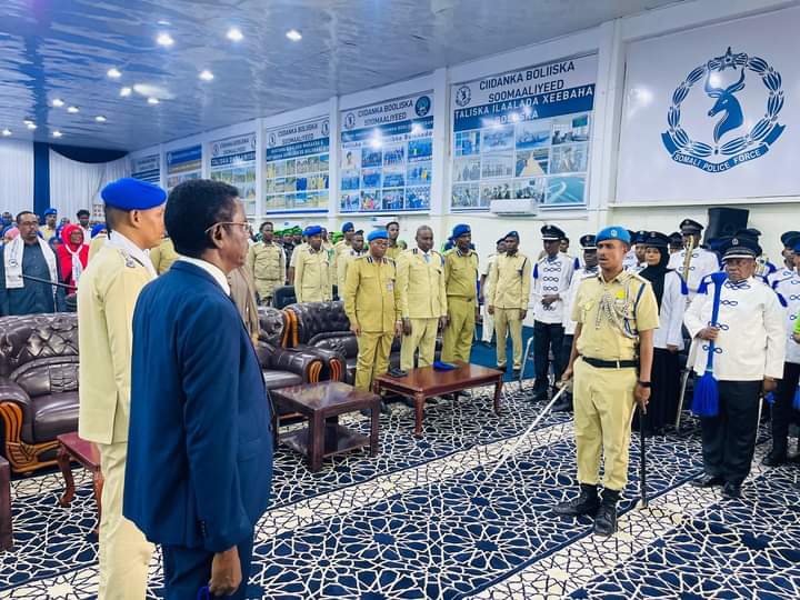 Wasiirka Amniga Guddaha oo tababbar u soo xiray qaar ka mid ah ciidanka Booliiska