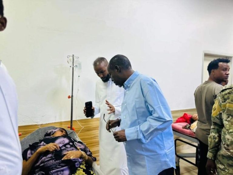 Mas’uuliyiin isbitaallada Muqdisho ku booqday dadkii waxyeelada kasoo gaartay weerarkii khawaarijta