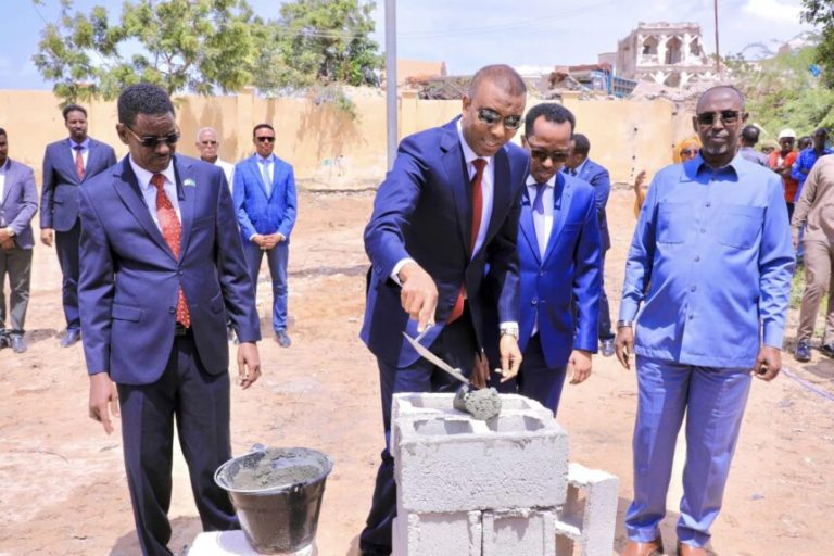 Ra’iisul Wasaare Xamsa oo Xarunta cusub ee Baasaboorrada ka dhagax dhigay Degmada Boondheere