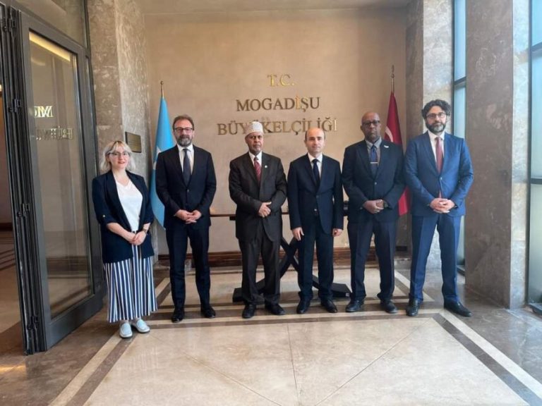 Safiirka Turkiga u fadhiya Soomaaliya oo qaabilay Danjire Cabdulqaadir Amiin Sheekh