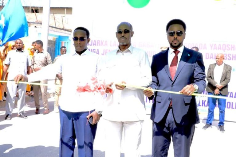 Guddoomiyaha Gobolka Banaadir ayaa xariga ka jaray Waddo laami ah oo laga hirgeliyay Degmada Yaaqshiid