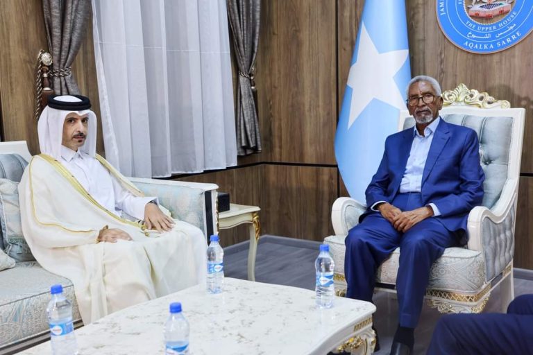 Guddoomiyaha Aqalka sare oo xafiiskiisa ku qaabbilay Danjiraha Qatar ee Soomaaliya
