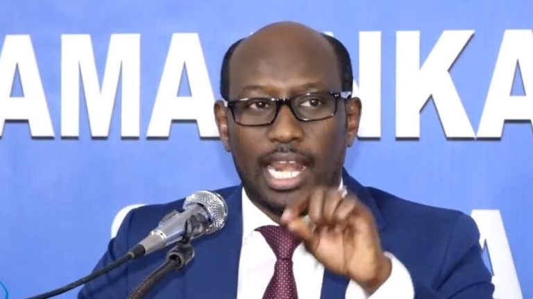Senator Cabdixakiin Macalin : Heshiisyada caalamiga ah waxaa awood u leh inay gasho dowladda dhexe, wax door ah kuma lahan dowlad goboleedyadu