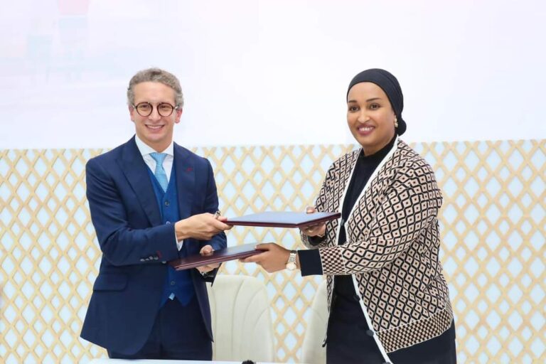 Wasiirka Deegaanka oo Saxiixday Heshiis Iskaashi oo lagu taageerayo bulshooyinka u nugul deegaanka