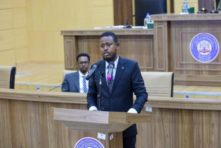 Wasiirka Shaqada oo su’aalo laga waydiyay hindise Sharciyeedka Xeerka Shaqada Soomaaliya 