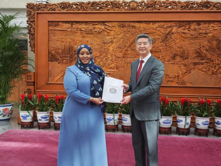 Dr. Hodan Cusmaan oo nuqulka Aqoonsiga Danjirenimo ku wareejisay Dowladda Shiinaha