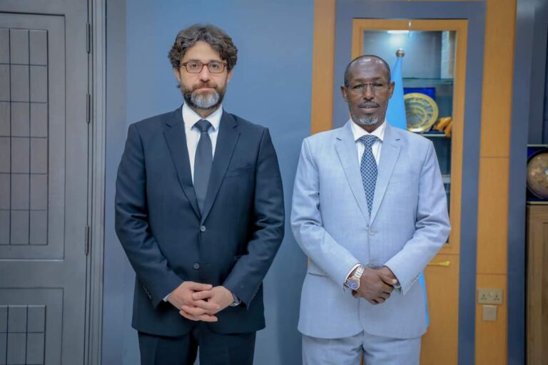 Duqa Caasimadda oo xafiiskiisa ku qaabbilay safiirka Turkiga u fadhiya Soomaaliya