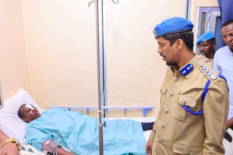 Taliyaha Ciidanka Boliiska oo cambaareeyay dhibkii loo geestay Askari ka tirsan Boliiska