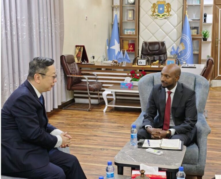 Guddoomiyaha Maxkamadda Sare & Safiirka Shiinaha oo yeeshay kulan miro dhal ah