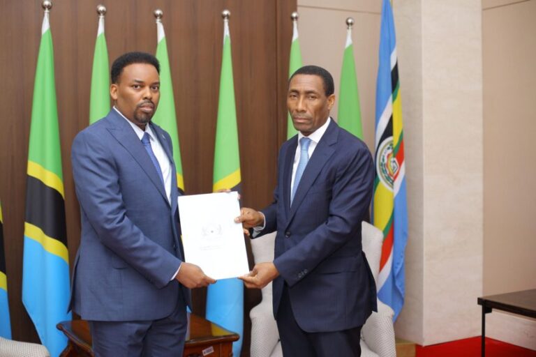 Danjire Ilyaas Cali Xasan oo waraaqihii aqoonsiga ku wareejiyay madaxda Tansania