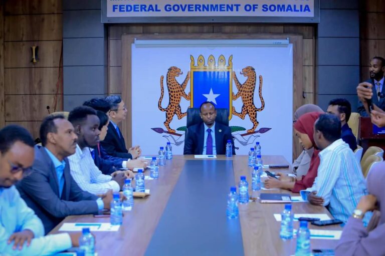 Wasiirka Caafimaadka Soomaaliya oo xafiiskiisa ku qaabbilay safiirka Dowladda Shiinaha 