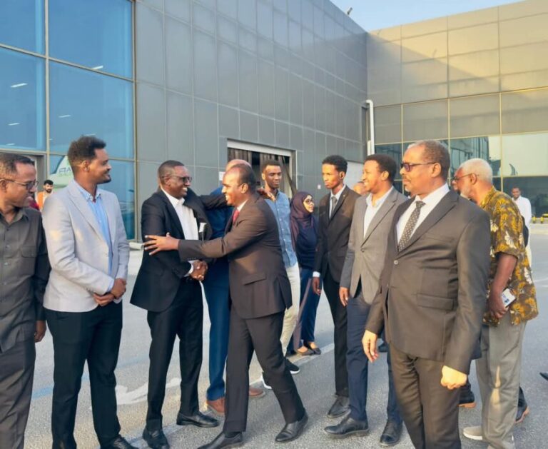 Guddoomiyaha Baarlamaanka SSC-Khaatumo oo safar shaqo ku yimid magaalada Muqdisho