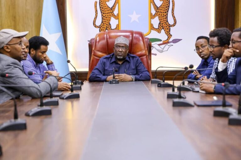 Guddoomiyaha Golaha Shacabka oo kulan la qaatay Guddiga Dib u Eegsita Iyo La-socodka Hirgelinta Dastuurka