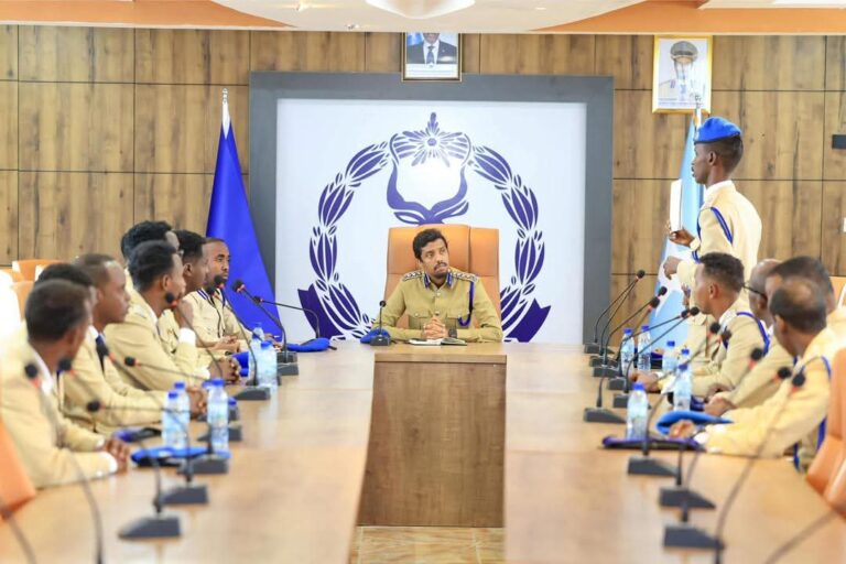 Taliyaha CBS oo xafiiskiisa ku qaabbilay Saraakiil soo qaatay heerka labaad ee Waxbarashada 