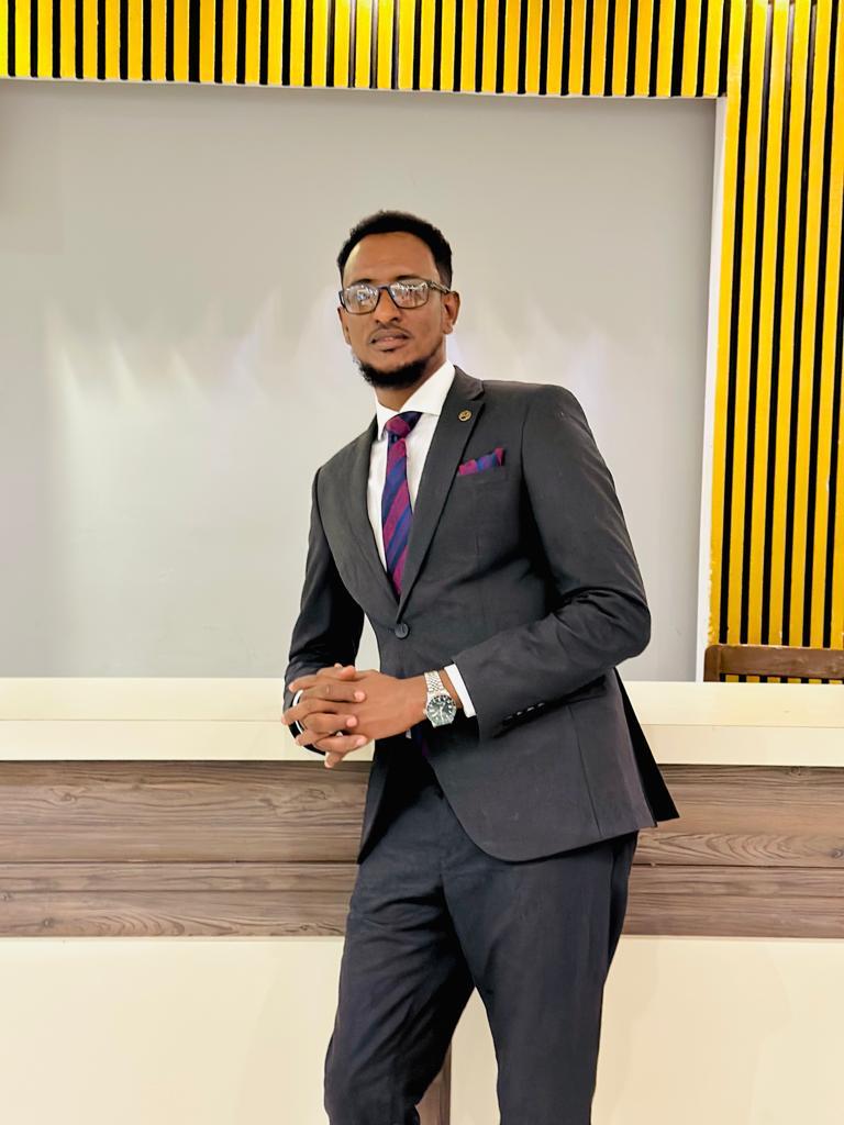 Guddoomiye kuxigeenkii hore ee Aminga dagmada Deyniile oo ka bad-baaday kharax Miino 