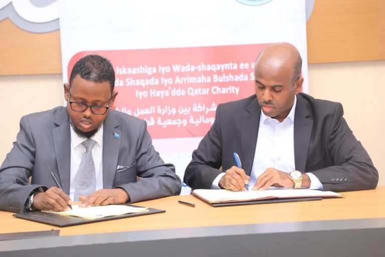 Heshiis Iskaashi oo dhexmaray Wasaaradda Shaqada iyo Hay’adda Qatar Charity