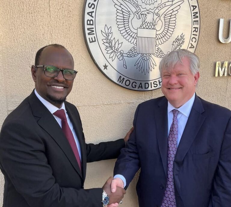 Wasiirka Batroolka oo la kulmay Safiirka Mareykanka 