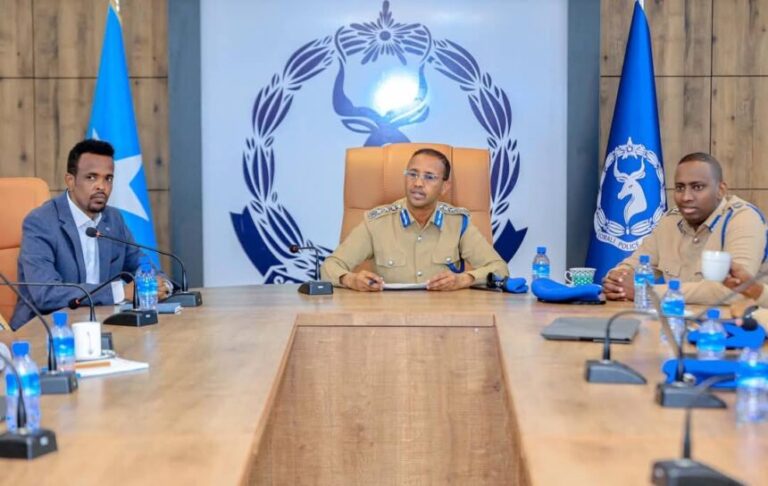 Taliye ku xigeenka Boliiska Soomaaliyeed oo bogaadiyay guddiga farsamada xiriirka arrimaha xasillinta