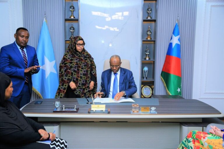 Madaxweyne Lafta gareen oo saxiixay shrciga naafada Koonfur Galbeed